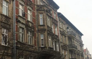 Z kamienicy w centrum miasta oderwał się fragment balkonu