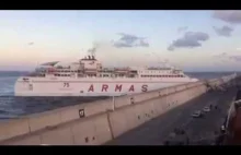 Awaria statku pasażerskiego na molo w Hiszpanii