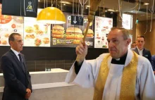 Polska: ksiądz poświęcił frytki w McDonald's...