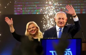 Żona Netanjahu urządziła awanturę w drodze do Kijowa i rzuciła na ziemię...
