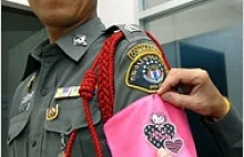 Policjanci w Bangkoku z opaskami Hello Kitty!