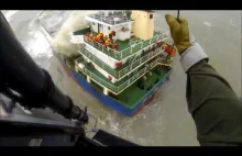 Nagranie akcji ratunkowej załogi tonącego statku z pokładu śmigłowca