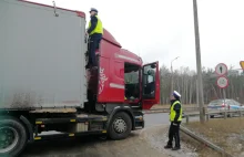 Drogówka kontroluje samochody ciężarowe. Sprawdzają, czy nie zalega lód