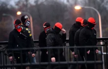 Zamaskowani Skrajni Anarchisci na moście Poniatowskiego podczas Marszu