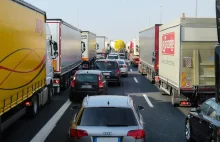 Pieszy potrącony na autostradzie. Śmigłowiec i 12 km korka | Kraków w...