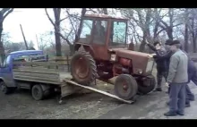 Jak się w Rosji pakuje ciągnik na "lawetę"
