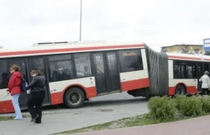 Gdańsk: Przełamany autobus na Oruni Górnej