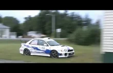 Subaru WRX rozbija się o dom