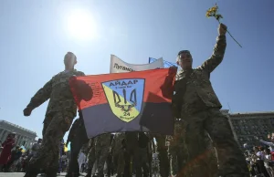 Kijów: Marsz Obrońców Ukrainy pod banderowskimi flagami i przy hymnie OUN