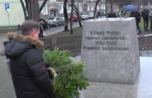 Piotr Duda złożył kwiaty przed cokołem pomnika ks. Henryka Jankowskiego