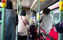 Czarnoskóra Brytyjka kłóci się z muzułmankami w autobusie.
