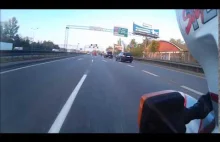 Rowerzysta na drodze szybkiego ruchu S8 w Warszawie