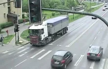 Kierowca tira ucieka z miejsca karambolu w Krakowie [WIDEO]