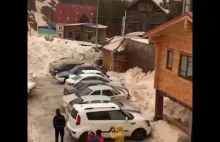 Osunięcie śniegu na parking w rejonie Elbrus