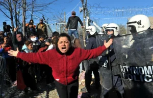 Policja usuwa setki migrantów przy granicy z Macedonią