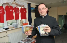 Rzecznik diecezji ostro skrytykował księdza, który palił książki