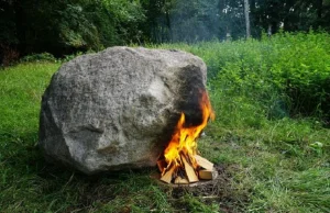 W leśny głaz wbudowano router Wi-Fi. Zadziała, gdy rozpali się pod nim ognisko.
