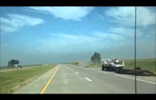 Potężny i bardzo nietypowy wypadek na autostradzie w Kansas, USA