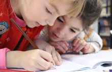 Eksperci alarmują - dzieci mają coraz większe problemy w pisaniu ręcznym.