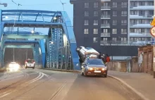 Samochód zawisł na filarze mostu we Wrocławiu