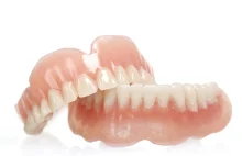 Polacy nie myją zębów. Efekt: połowa osób po 40. roku życia nosi protezy