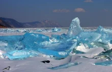 Turkusowy lód na jeziorze Bajkał.
