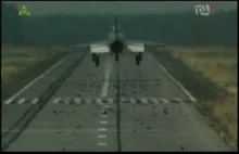 Lądowanie MiG-ów na drodze. Polskich MiG-ów na polskiej drodze
