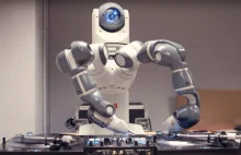 Robot DJ-em na imprezie. Dał radę [VIDEO]