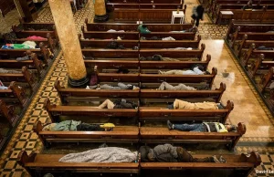 W tym kościele pozwalają spać bezdomnym, oferują im ciepłe koce i...