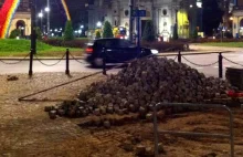 Nowa instalacja na Placu Zbawiciela - kupa kamieni mająca uświetnić 7 lat...