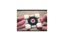 Kostka rubika o kształcie Companion Cube z Portala.