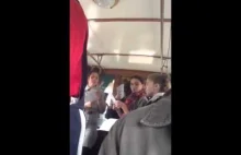 Harcerki śpiewają w tramwaju "Piechotę, tą szarą piechotę" i rozdają śpiewnik