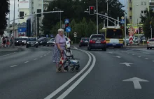 Babcia z balkonikiem na środku ruchliwej trasy. Było o krok od tragedii...