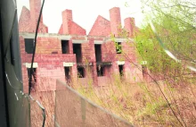 Opuszczone osiedle popada w ruinę. Oszukani wciąż przeżywają horror [WIDEO]