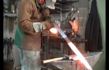Nowoczesna produkcja przepięknych wikińskich mieczy ze stali damasceńskiej.