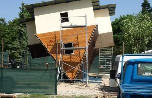W Mielnie budują dom stojący do góry nogami [zdjęcia] - zdjęcie nr 1