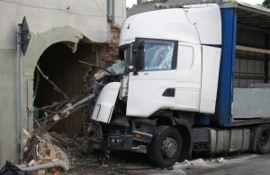 BMW jechało pod prąd, ciężarówka odbiła się od niego i uderzyła w budynek