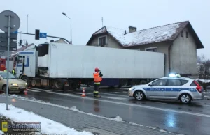 Bochnia: TIR skosił sygnalizację świetlną - awaria układu hamulcowego