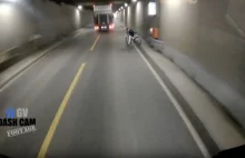 Do rowerzysty jadącego tunelem szybko dociera, dlaczego nie powinien nim jechać.
