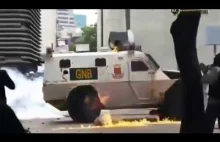 Wenezuela: opancerzony pojazd rządowy rozjeżdża uczestników zamieszek