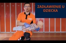 Zadławienie u dziecka pierwsza pomoc Adrian Zadorecki Kursysos.pl