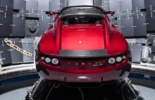 Elon Musk pokazuje Teslę Roadster, którą SpaceX wystrzeli w kierunku Marsa