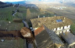Włochy: gigantyczny głaz stoczył się na gospodarstwo. 4 tys. metrów...