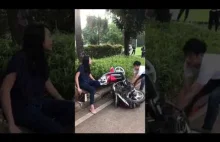 Azjata wpada w szał i niszczy skuter po tym gdy został zatrzymany przez policję