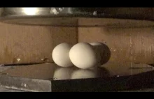 Crash test jajek gotowanych w ciekłym azocie. Co z tego wyjdzie?