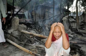 Bangladesz: Tłum spalił wioskę hindusów z powodu komentarza na Facebooku.