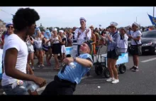 Tańczący szwedzki policjant na "Gay Pride" w Sztokholmie.