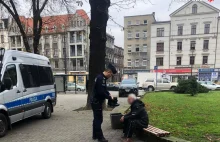 Policjant zobaczył w Katowicach mężczyznę bez butów. Oddał mu swoje