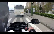 Motocyklista pomaga facetowi złapać autobus