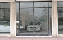 Niezwykły salon Subaru na Malcie. Stoją tam nigdy nieużywane auta z lat 90-tych